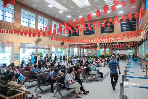 Bên trong khu vực sảnh chờ bến xe Mỹ Đình chiều ngày 28/8 có rất đông người dân ngồi chờ.