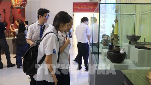 Thế hệ trẻ tìm hiểu về văn hóa thông qua các hiện vật trưng bày. Ảnh: Nguyễn Hằng - TTXVN