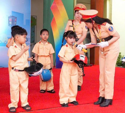 Phụ nữ Công an Hải Phòng tuyên truyền kiến thức an toàn giao thông đến trẻ em.