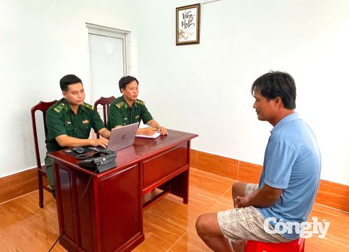 Đồn Biên phòng Gành Hào làm việc với thuyền trưởng sà lan LA-08708
