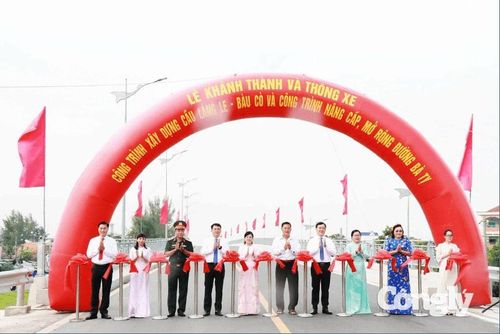 Các đại biểu thực hiện nghi lễ cắt băng khánh thành cầu Láng Le - Bàu Cò.
