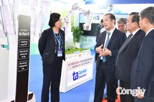 Các đại biểu tham quan không gian hội nghị.