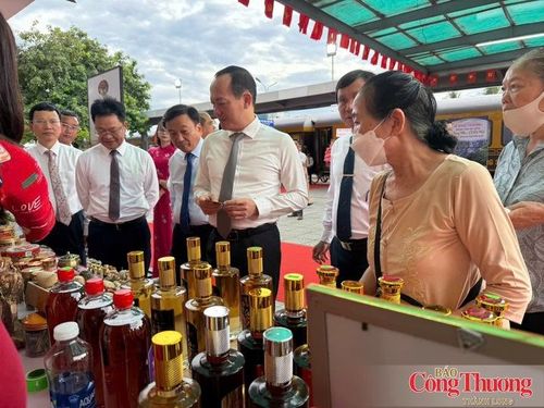 Các đại biểu thăm quan gian hàng trưng bày sản phẩm OCOP tại buổi lễ.