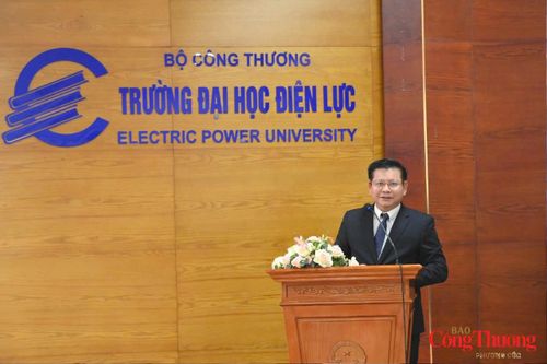 PGS.TS. Đinh Văn Châu, Bí thư Đảng ủy, Hiệu trưởng Trường Đại học Điện lực phát biểu đề dẫn.
