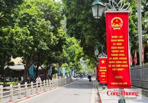 Sắc đỏ rực rỡ trên các tuyến phố Hà Nội những ngày hướng tới Kỷ niệm 81 năm Quốc khánh 2/9.