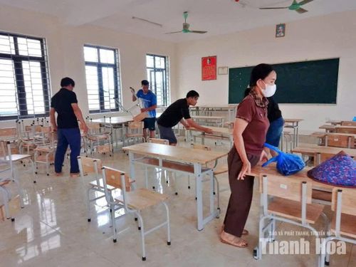 Các thầy cô Trường Phổ thông nội trú Tiểu học và THCS Yên Khương vệ sinh lớp học sẵn sàng đón học sinh vào năm học mới. Ảnh: Hương Quỳnh