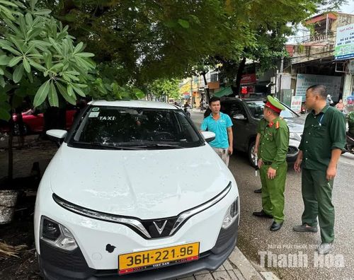 Lực lượng chức năng phường Đông Quang xử lý các phương tiện đậu đỗ sai quy định...