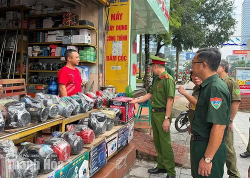 Lực lượng chức năng tuyên truyền, nhắc nhở hộ kinh doanh không lấn chiếm vỉa hè.