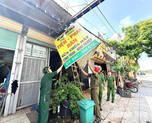 Lực lượng chức năng phường Hàm Rồng ra quân xử lý các trường hợp vi phạm liên quan đến trật tự công cộng tại đường Nguyễn Chí Thanh.