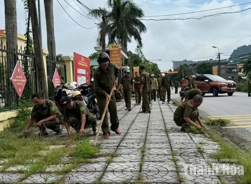 ... và tổng vệ sinh môi trường trên các tuyến phố.