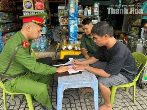 Các hộ kinh doanh thực hiện ký cam kết bảo đảm không sử dụng vỉa hè làm nơi buôn bán.