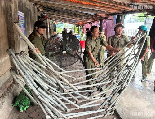 ... và tiến hành tháo dỡ quán bán hàng trên vỉa hè.