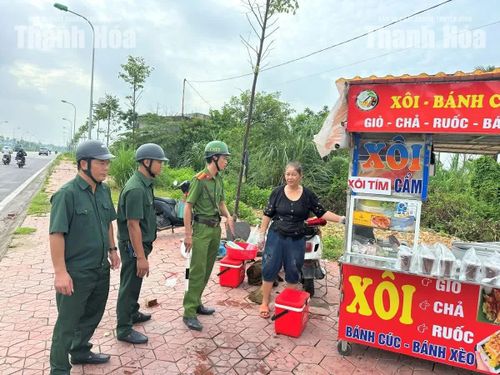Các lực lượng chức năng nhắc nhở người bán hàng rong không đúng nơi quy định...