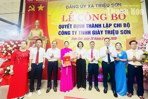 Phó Chủ tịch Thường trực Ủy ban MTTQ tỉnh Đỗ Thị Toán; Chủ tịch LĐLĐ tỉnh Lương Trọng Thành và lãnh đạo xã Triệu Sơn trao Quyết định thành lập Chi bộ Công ty TNHH Giày Triệu Sơn.