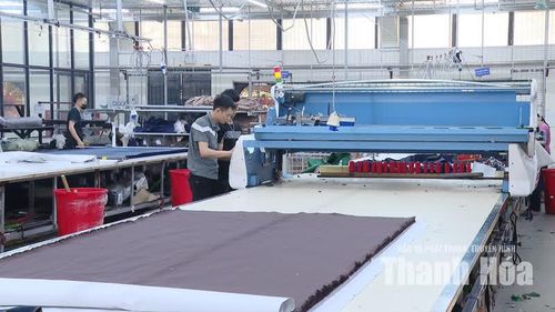 Công nhân Công ty Cổ phần HP VINA Garment, xã Thiệu Tiến vận hành máy trải vải tự động.