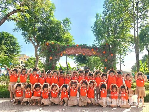 Đồng phục trẻ mầm non mang màu sắc riêng của mỗi ngôi trường.