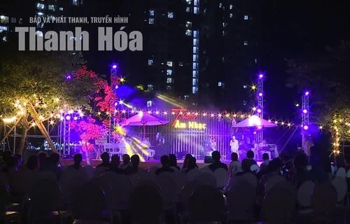 Không gian lung linh sắc màu trong chương trình Trạm âm nhạc - “Nối lời mùa thu”.