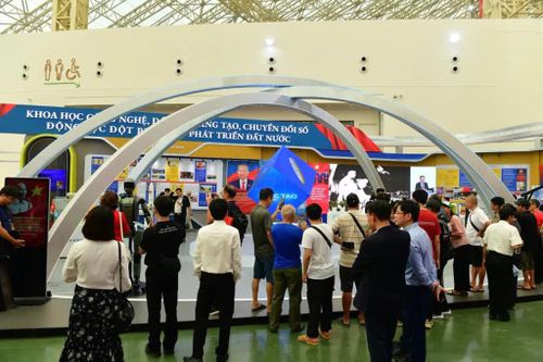 Các sản phẩm do Việt Nam phát triển như máy bay không người lái - UAV, robot hình người... được trưng bày tại Triển lãm thành tựu khoa học, công nghệ, đổi mới sáng tạo và chuyển đổi số năm 2025 thu hút nhiều khách tham quan. Ảnh: MPT