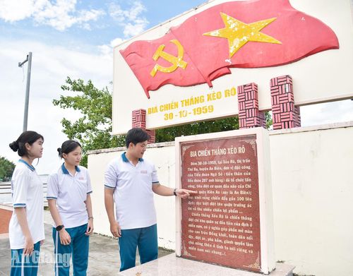 Em Mai Phú Hào cùng các bạn thăm bia chiến thắng Xẻo Rô trước ngày lên đường nhập học. Ảnh: AN LÂM