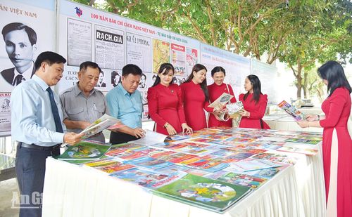 Đại biểu tham quan triển lãm “100 năm Báo chí cách mạng Việt Nam - Tự hào báo chí Kiên Giang”. Dịp này, Hội Nhà báo tỉnh còn sản xuất phim tài liệu “Báo chí Kiên Giang - Những chặng đường vẻ vang” và phối hợp xuất bản sách “Tiểu ban Thông tấn Báo chí tỉnh Rạch Giá - Những năm tháng không quên”.