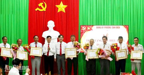 Phó Bí thư Thường trực Đảng ủy phường Tịnh Biên Trịnh Văn Đệ trao Huy hiệu Đảng đợt 2/9 cho các đảng viên.