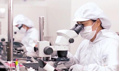  Dây chuyền sản xuất của Công ty trách nhiệm hữu hạn Amkor Technology Việt Nam. Ảnh: Trịnh Lan. 