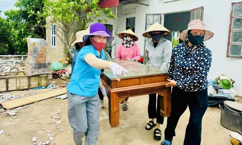  Hội viên phụ nữ xã Gia Bình hỗ trợ hộ dân thôn Thủ Pháp di dời tài sản về nơi tái định cư. 