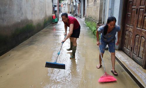  Ngoài vệ sinh nhà cửa, người dân còn dọn dẹp đường giao thông ngay khi nước rút. 