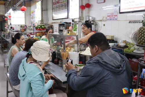 Du khách tham quan, trải nghiệm ẩm thực tại chợ Cồn. Ảnh: TRIỀU SAN