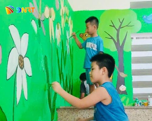 Các em học sinh Trường Tiểu học Đinh Bộ Lĩnh góp sức trang trí trường lớp. Ảnh: ĐVCC