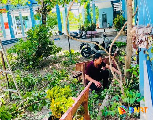 Việc dọn vệ sinh khuôn viên, góp phần tạo cảnh quan xanh, sạch, đẹp, sẵn sàng đón năm học mới. Ảnh: ĐVCC