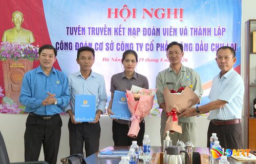 Công phát triển đoàn viên, thành lập công đoàn cơ sở được đẩy mạnh. TRONG ẢNH: Đại diện Liên đoàn Lao động thành phố trao quyết định chỉ định thành viên tham gia Ban Chấp hành Công đoàn cơ sở Công ty Cổ phần Xăng dầu Chu Lai. Ảnh: HỒ QUÂN