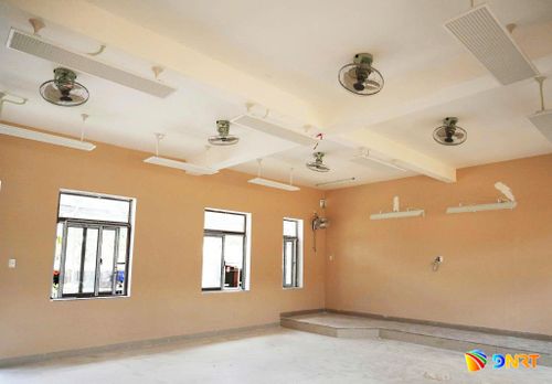 Trang thiết bị điện đã được lắp đặt tại khu vực phòng học. Ảnh chụp ở công trình trường Avương ngày 26/8/2026. Ảnh: HIỀN THÚY