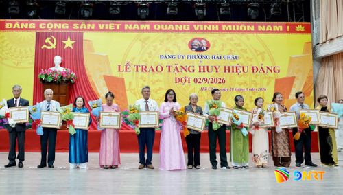 Đảng ủy phường Hải Châu tổ chức trao tặng Huy hiệu Đảng đợt 2/9 cho các đảng viên. Ảnh: T.CÔNG
