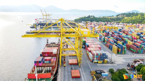 Bốc xếp hàng ở Cảng Tiên Sa.