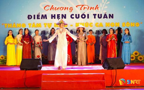 Hội viên phụ nữ hào hứng với các tiết mục biểu diễn tại chương trình "Điểm hẹn cuối tuần". Ảnh: NGỌC QUỐC