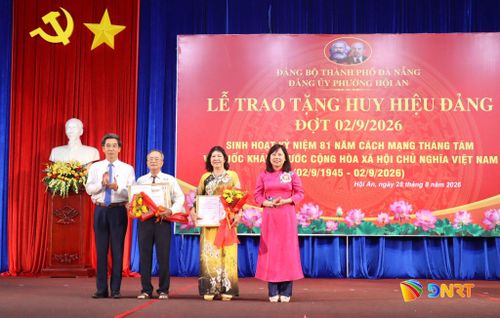 Thường trực Đảng ủy phường Hội An trao Huy hiệu Đảng cho các đảng viên. Ảnh: QUỐC TUẤN