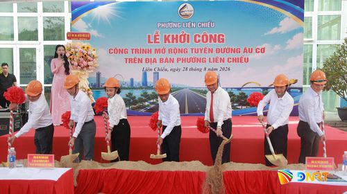 Các đại biểu thực hiện nghi thức khởi công dự án mở rộng tuyến đường Âu Cơ. Ảnh: ĐẮC MẠNH