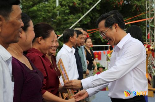 Chủ tịch UBND phường Hương Trà Trần Trung Hậu trao chứng nhận cho các hộ kinh doanh tham gia chợ phiên. Ảnh: ĐĂNG NGUYÊN