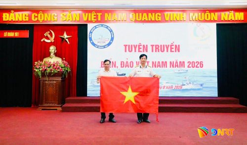 Trao tặng cờ Tổ quốc. Ảnh: T.HƯƠNG - P.HUY