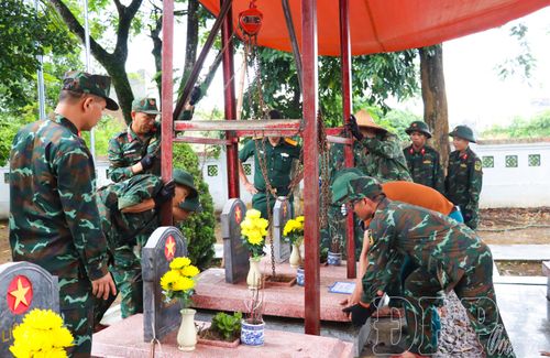 Cán bộ, chiến sĩ Bộ Chỉ huy Quân sự tỉnh khai quật các phần mộ.