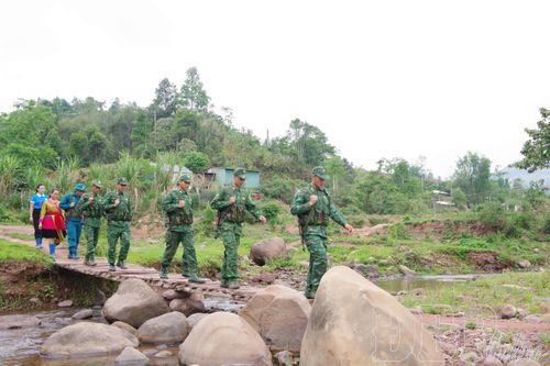 Cán bộ, chiến sĩ Biên phòng Đồn Biên phòng Na Cô Sa cùng dân quân địa phương trên đường tuần tra biên giới.