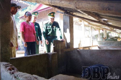 Bộ đội Biên phòng tỉnh thường xuyên bám nắm cơ sở, hướng dẫn, động viên Nhân dân tích cực phát triển kinh tế, xóa đói giảm nghèo.