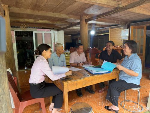 Đoàn kiểm tra Ngân hàng Chính sách xã hội Chi nhánh tỉnh làm việc với Tổ Tiết kiệm và Vay vốn bản Hồng Sọt, xã Búng Lao. Ảnh: C.T.V