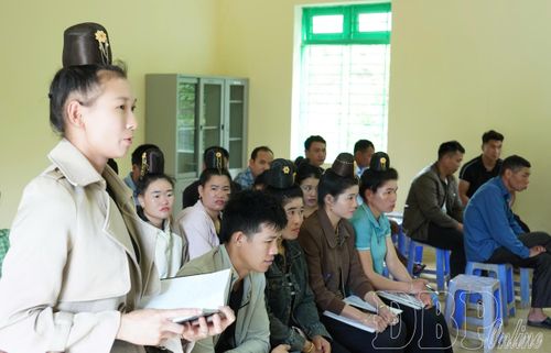 Người dân bản Pọng, xã Nà Tấu góp ý vào đồ án quy hoạch chung của xã.