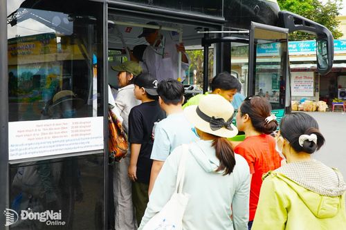 Nhiều người dân lựa chọn tuyến xe buýt điện số 9 để di chuyển.