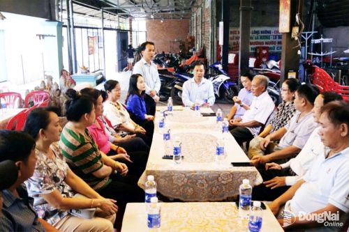 Cán bộ phường Nhơn Trạch trao đổi, thực hiện các mô hình hỗ trợ người dân có hoàn cảnh khó khăn trên địa bàn. Ảnh: ĐPCC