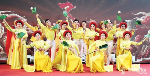 Nghệ sĩ, diễn viên Nhà hát Nghệ thuật Đồng Nai biểu diễn nghệ thuật trên địa bàn phường Trấn Biên, góp phần nâng cao đời sống văn hóa, tinh thần cho nhân dân. Ảnh: My Ny