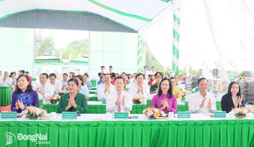 Phó Bí thư Thành ủy, Chủ tịch Ủy ban MTTQ Việt Nam thành phố Đồng Nai Huỳnh Thị Hằng; nguyên lãnh đạo tỉnh Bình Phước trước đây và các đại biểu tham dự lễ khởi công. Ảnh: Quang Minh