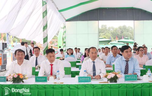 Thành ủy viên, Phó Chủ tịch UBND thành phố Đồng Nai Hồ Văn Hà và các đại biểu tham dự lễ khởi công. Ảnh: Quang Minh